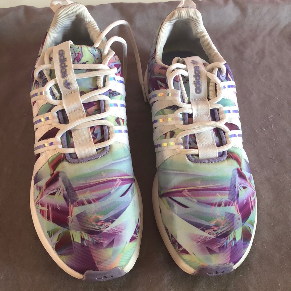 Adidas sneakers size 6.5 women fits a size 7